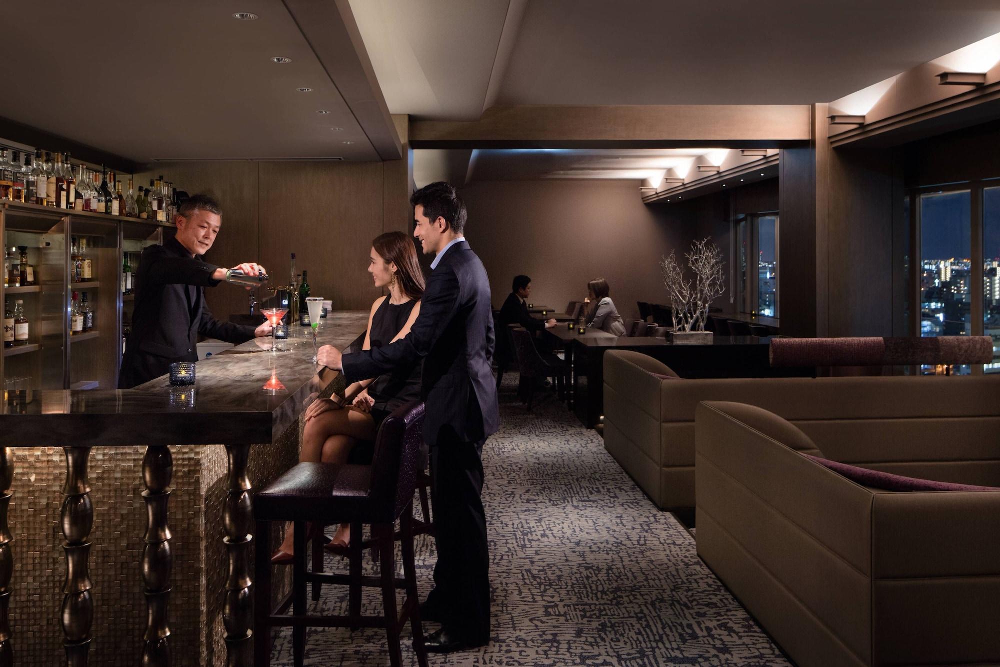 Hotel Courtyard By Marriott Shin-Osaka Station Exterior foto The bar at the club