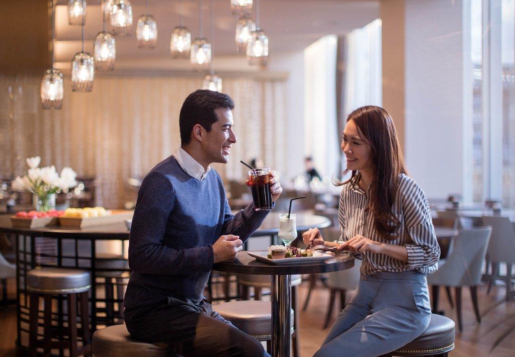 Hotel Courtyard By Marriott Shin-Osaka Station Exterior foto A couple dining at the hotel